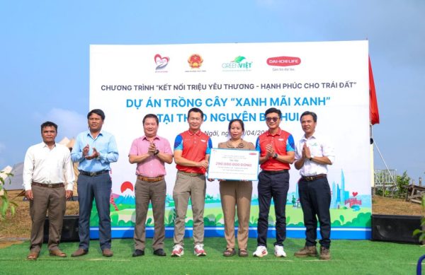 Ông Trần Đình Đông – Giám đốc Cấp cao Bộ phận Chuyển đổi Số & Dịch vụ Chăm sóc Sức khỏe, Dai-ichi Life Việt Nam, kiêm Giám đốc Quỹ “Vì cuộc sống tươi đẹp” (thứ 4, trái qua) trao biểu trưng tài trợ Dự án “Xanh Mãi Xanh” cho đại diện UBND xã Đặng Thùy Trâm, tỉnh Quảng Ngãi