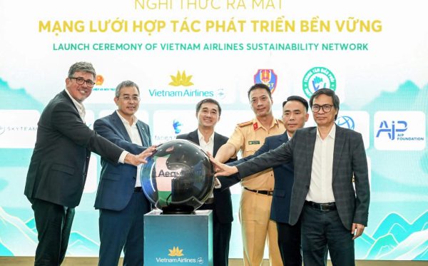 Đại diện Vietnam Airlines và các đối tác ấn nút thành lập Liên minh Xanh - Phát triển bền vững. Ảnh: Vietnam Airlines