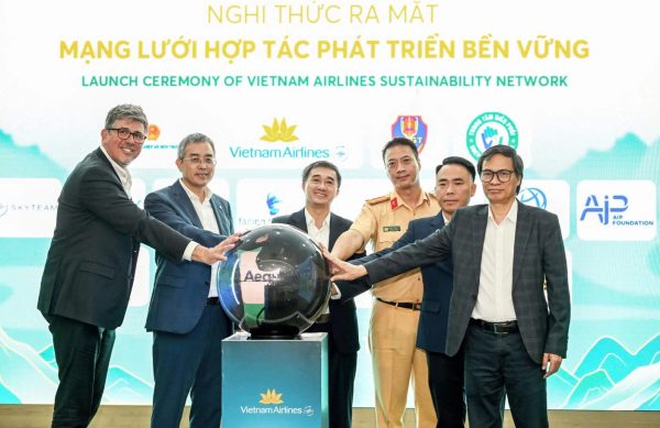 Đại diện Vietnam Airlines và các đối tác ấn nút thành lập Liên minh Xanh - Phát triển bền vững. Ảnh: Vietnam Airlines