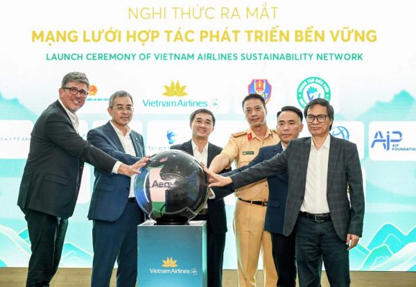 Đại diện Vietnam Airlines và các đối tác ấn nút thành lập Liên minh Xanh - Phát triển bền vững. Ảnh: Vietnam Airlines