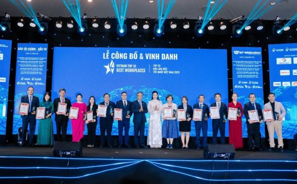 ảnh 1 Đại diện doanh nghiệp nhận vinh danh Top 10 nơi làm việc tốt nhất Việt Nam năm 2025