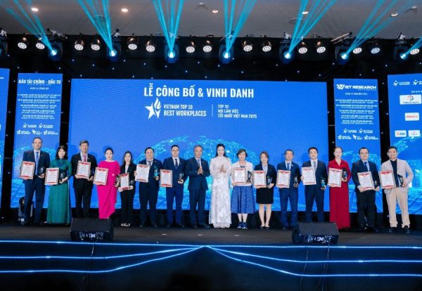 Đại diện doanh nghiệp nhận vinh danh Top 10 nơi làm việc tốt nhất Việt Nam năm 2025